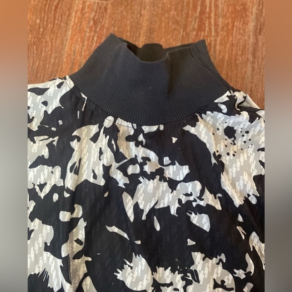 Yest Floral Top with Banded Bottom and Sleeves - Size 8 - Picture 6 of 6